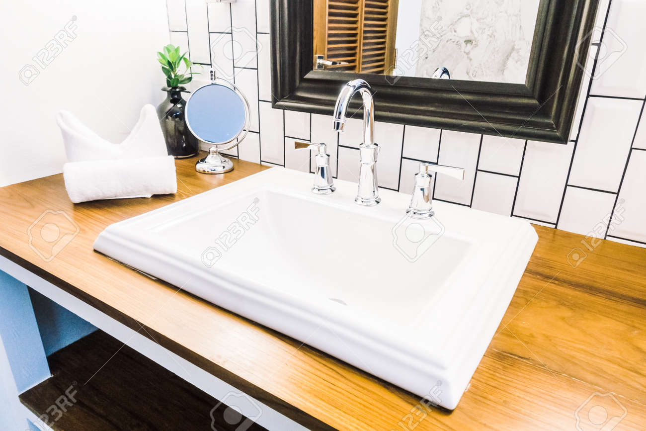 Schöne Luxuriöse Weiße Spüle Dekoration Im Badezimmer Interieur ... Schöne Luxuriöse Weiße Spüle Dekoration Im Badezimmer Interieur ...