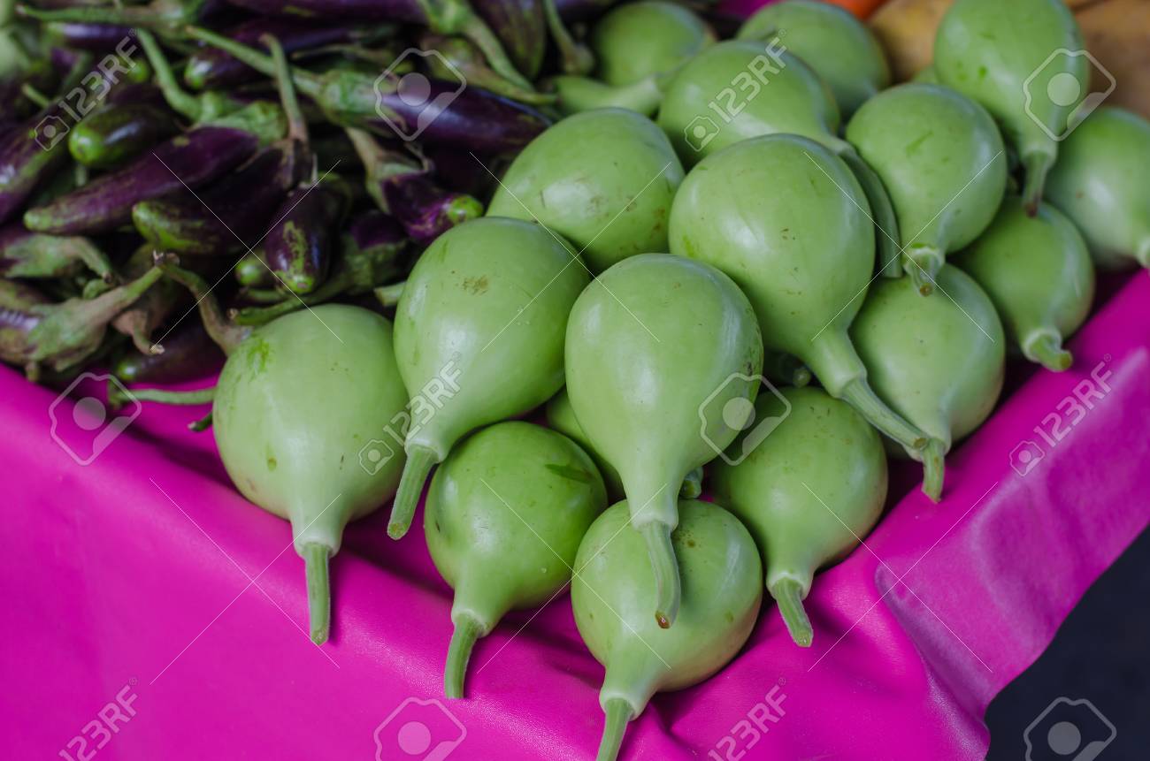 カラバッシュ 市場でのボトルのうごみ の写真素材 画像素材 Image