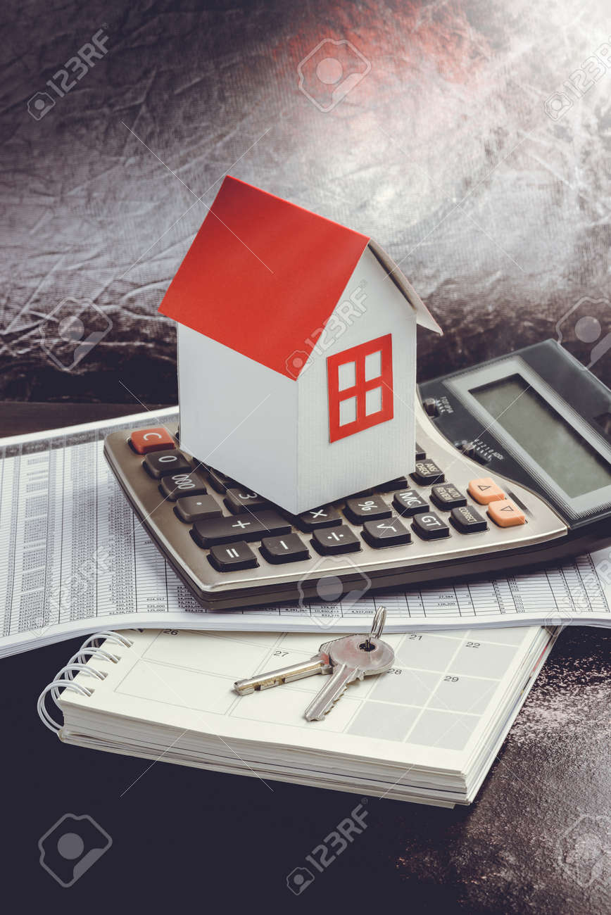 Immobilieninvestition Haus Schlussel Und Rechner Auf Dem Tisch