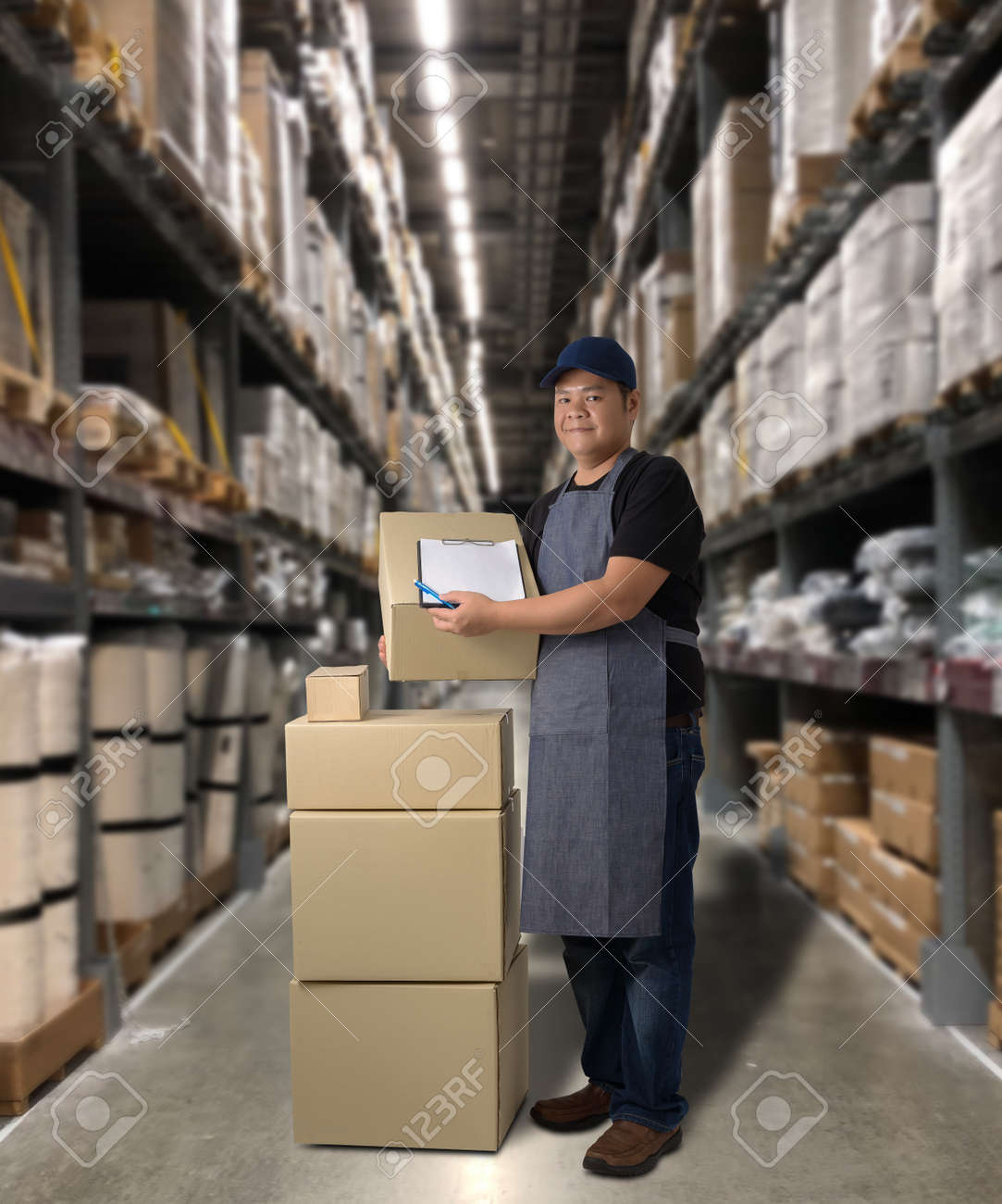 Worker Delivering products Sign the signature on the product receipt form with parcel boxes Blurred the background of the warehouse - 123895992 Worker Delivering products Sign the signature on the product receipt form with parcel boxes Blurred the background of the warehouse - 123895992