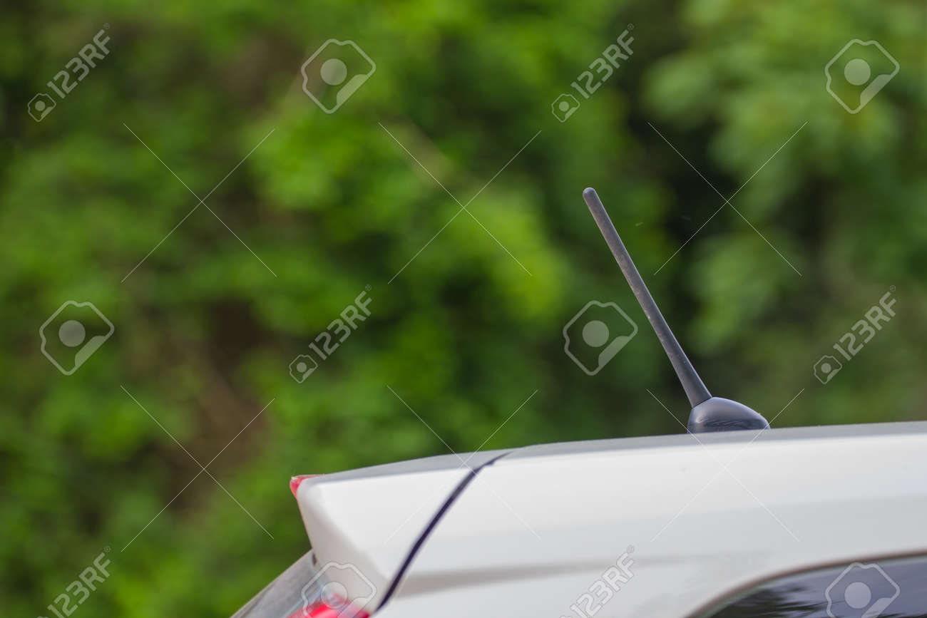 白い車のカーラジオのアンテナを閉じる の写真素材 画像素材 Image
