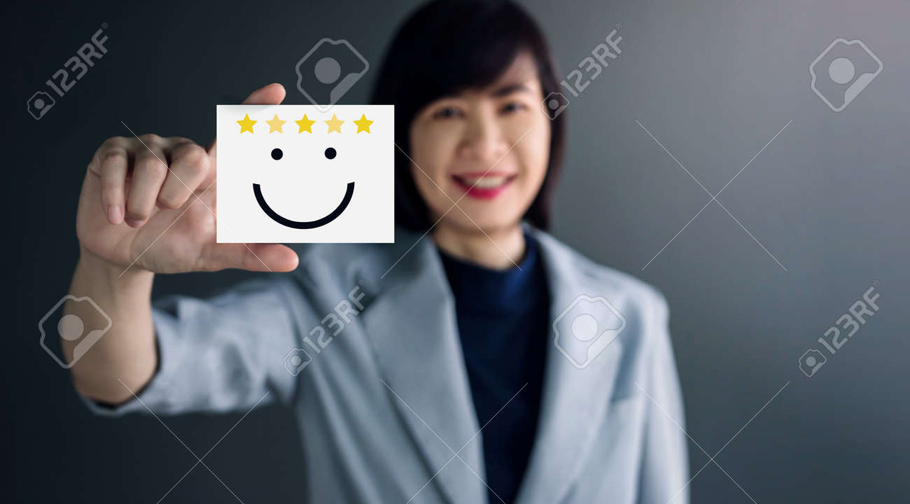 顧客経験概念 幸せなビジネス女性彼女の満足の笑顔の顔と 5 つ星評価カードを保持 の写真素材 画像素材 Image