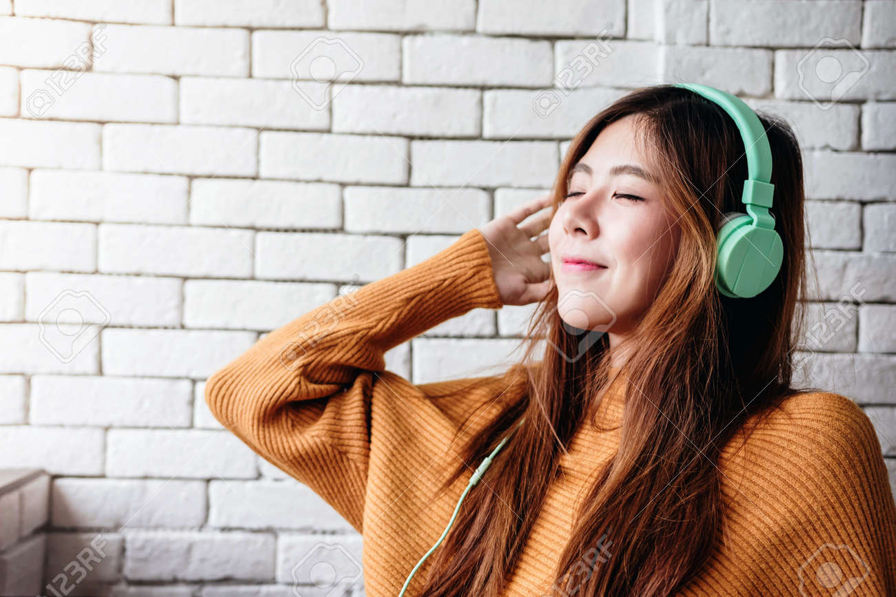 наушники для девушек. громкое прослушивание музыки. девушка спит в наушниках. музыка бесплатный фотосток. I really like listening to music.