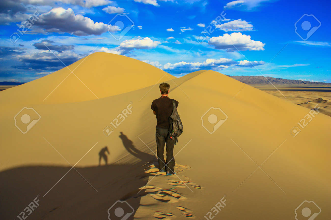 ゴビ砂漠、モンゴル - 暑い夏と凍結冬によって特徴付け世界最大の砂漠の一つ、ゴビ砂漠は自然と異なる風景の素晴らしいディスプレイを提供していますの写真素材・画像素材  Image 107474412