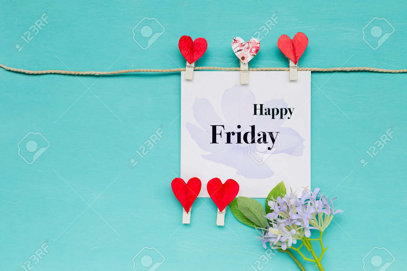 행복한 금요일 인사말 카드 개념, 파란색 배경에 꽃이 있는 붉은 심장 클립이 있는 카드 로열티 무료 사진, 그림, 이미지 그리고  스톡포토그래피. Image 104952692