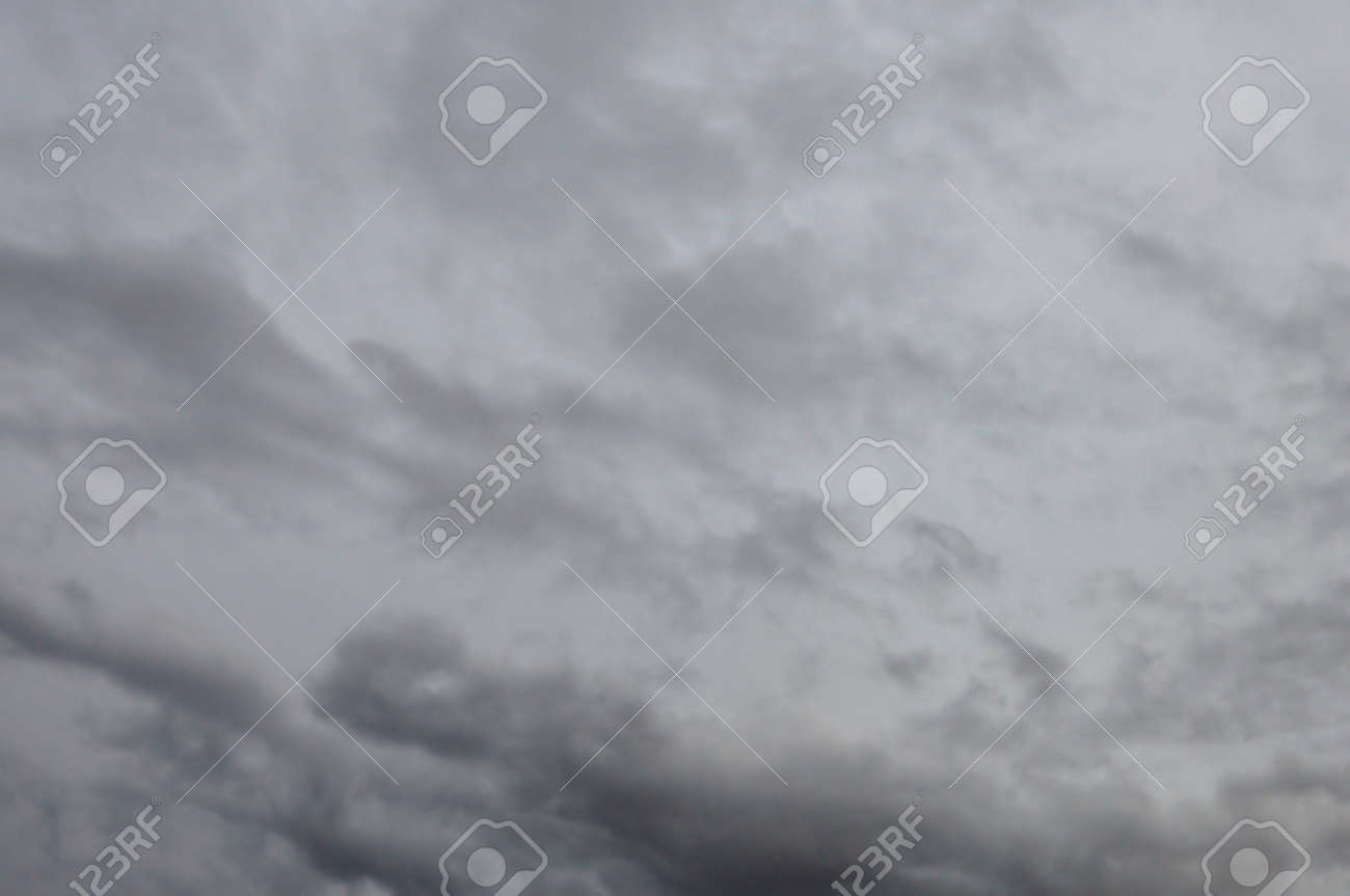 灰色の雨冬の空に対して黒い雲 自然の背景 の写真素材 画像素材 Image 灰色の雨冬の空に対して黒い雲 自然の背景 の写真素材 画像素材 Image