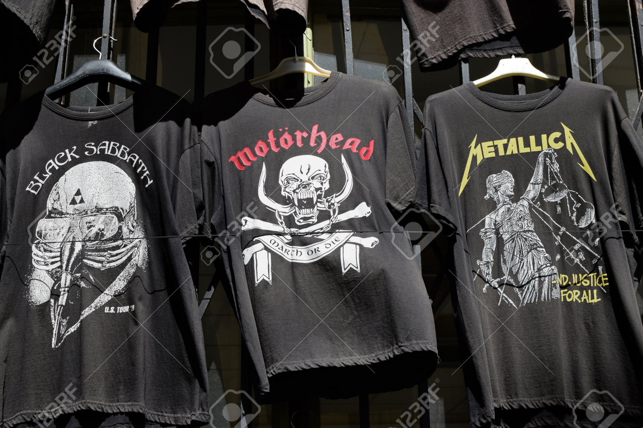 Grecia - 1 De Abril De 2018: De Camisetas Con De Bandas De Música Heavy Metal Y Hard Rock. Fotos, Retratos, Imágenes Y Fotografía De Archivo Libres De Derecho. Image 103887755.