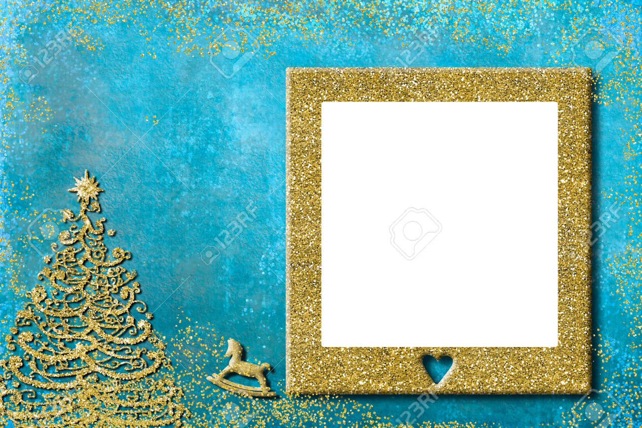 子供のためのクリスマスフォトフレームポストカード フリーハンド描かれたクリスマスツリーとテキストメッセージのためのスペースを持つ金のフレームと青い背景に金色の輝きを持つロッキング馬 の写真素材 画像素材 Image