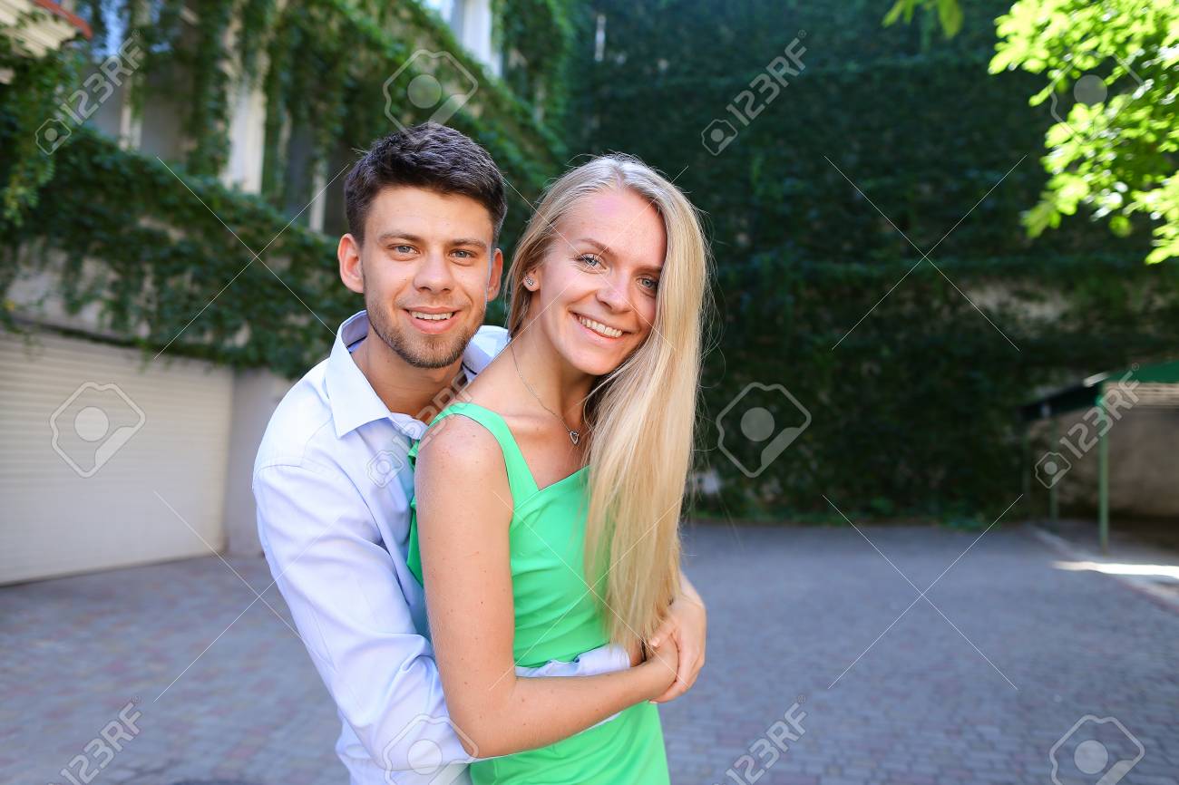 Gars Et Fille énamourés Couple Fiancé Regardant Dans Les Yeux Des Autres Souriant Et Embrassant Posant Pour Des Photos Et Se Tiennent Dans Le Patio - 