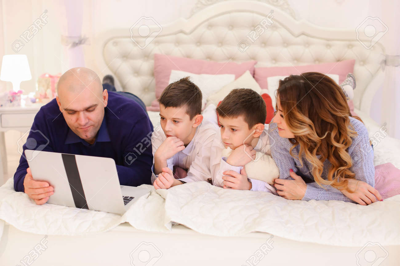 素晴らしいのフレンドリーな家族 思いやりのある 風格のある父と母を愛する子供 双子の兄弟と発展途上の映画を見ると教える 人々 の笑いを閉じるし クリスマス ツリーやクリスマスの装飾が施された明るい寝室の大きなベッドの上に横たわる 彼ら自身の中の話 の 素晴らしいのフレンドリーな家族 思いやりのある 風格のある父と母を愛する子供 双子の兄弟と発展途上の映画を見ると教える 人々 の笑いを閉じるし クリスマス ツリーやクリスマスの装飾が施された明るい寝室の大きなベッドの上に横たわる 彼ら自身の中の話 の