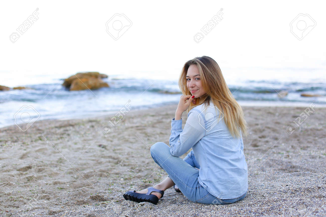 Immagini Stock Concetto Di Persone Belle E Gioiose Felicita E Unita Con La Natura Relax Via Mare E Godimento Della Brezza Marina Moda E Stile Bellezza Naturale E Rilassata Pubblicita Dell Abbigliamento