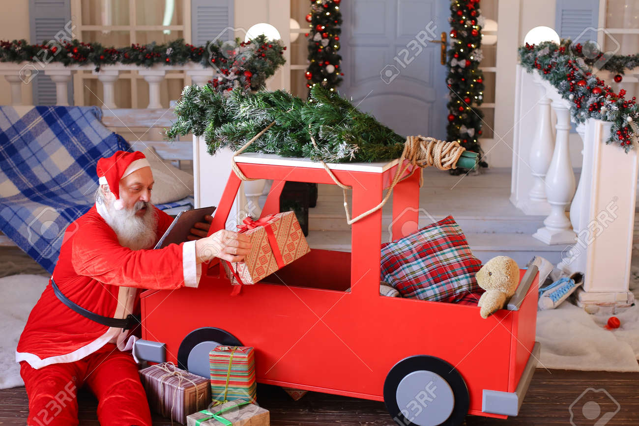 子供のためのプレゼントを準備し 手紙を読んで満足ヨクンド父クリスマス 陽気なサンタクロースは 結ばれたモミの木と赤い車の近くに座っています クリスマスプレゼントのコンセプト の写真素材 画像素材 Image 子供のためのプレゼントを準備し 手紙を読んで満足ヨクンド父クリスマス 陽気なサンタクロースは 結ばれたモミの木と赤い車の近くに座っています クリスマスプレゼントのコンセプト の写真素材 画像素材 Image