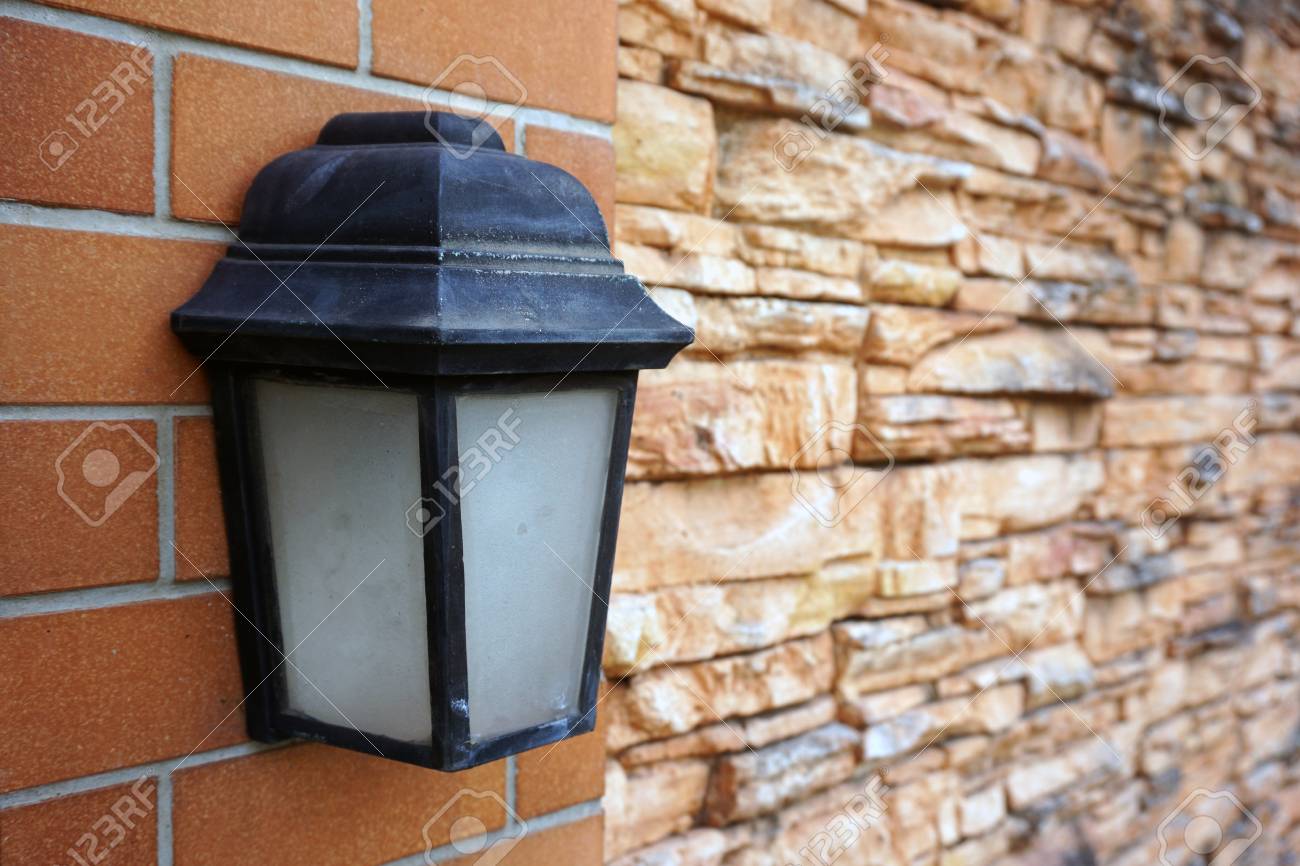Lampara Vieja Negra De La Vendimia En La Pared De Ladrillo Con La