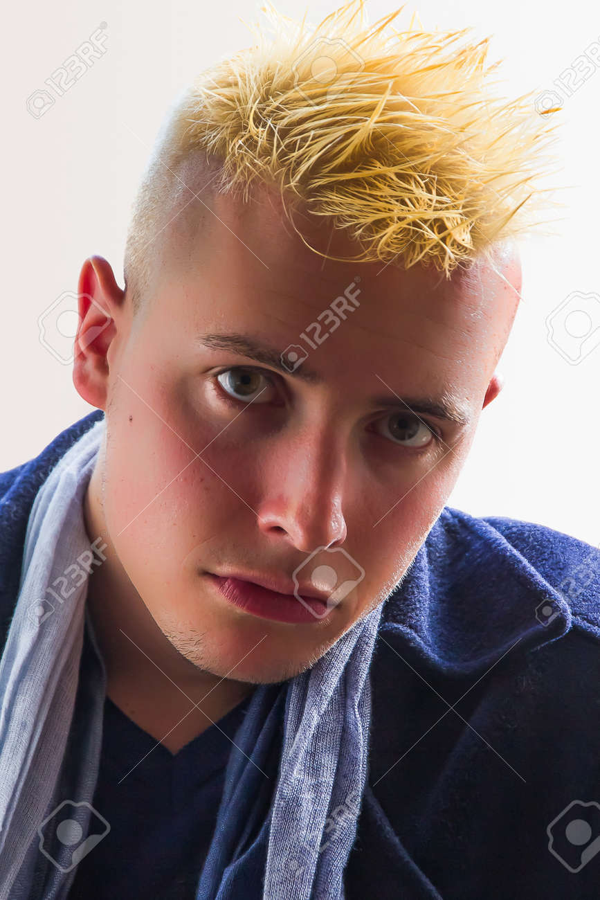 En Medio De Cerca De Retrato De Hombre Joven Con Pelo Corto Rapado Parcialmente Rapada Y Tenido Rubio Que Mira La Camara Contenia La Expresion Fotos Retratos Imagenes Y Fotografia De Archivo