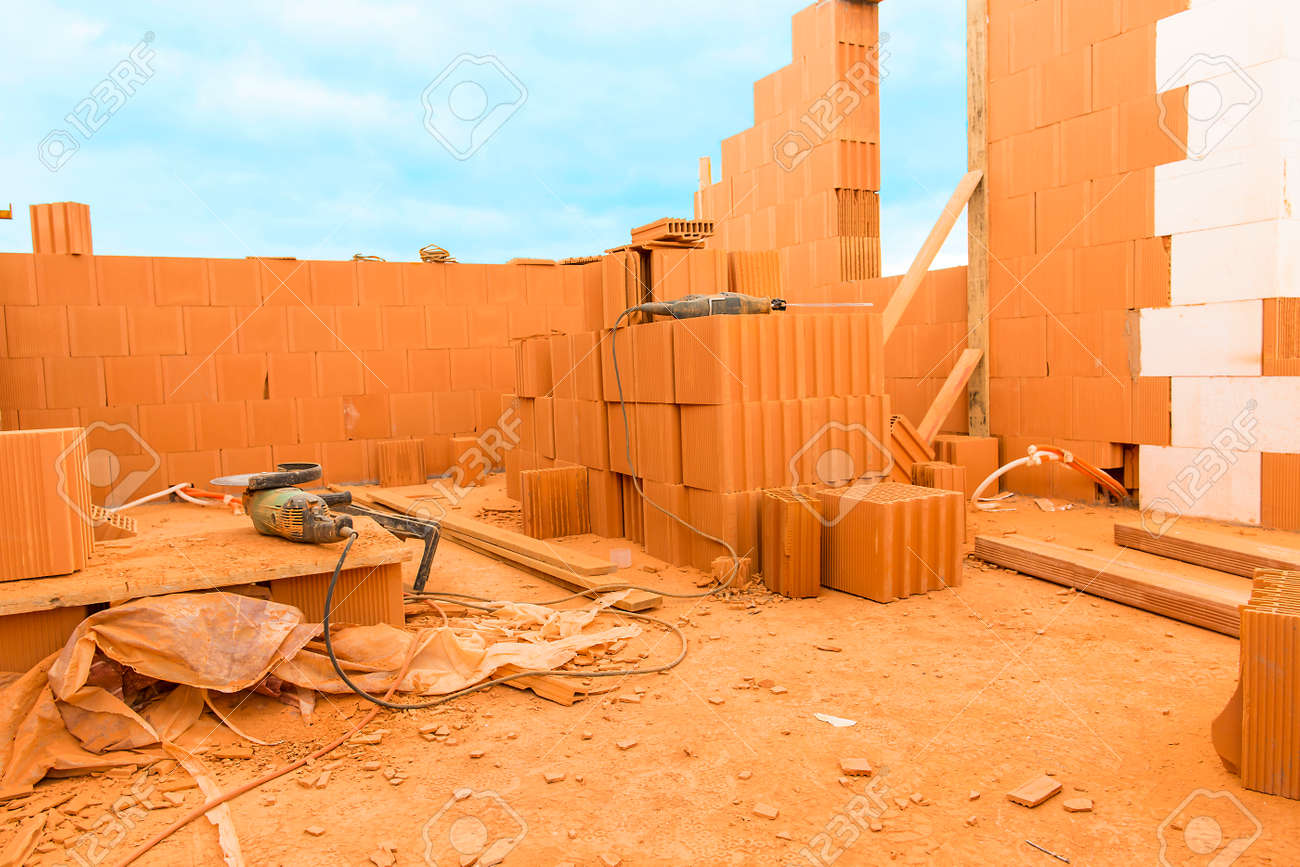 レンガでは 自分で家を建てます 家を造る ほこりの多い工事現場の電動工具 建設中の家 の写真素材 画像素材 Image