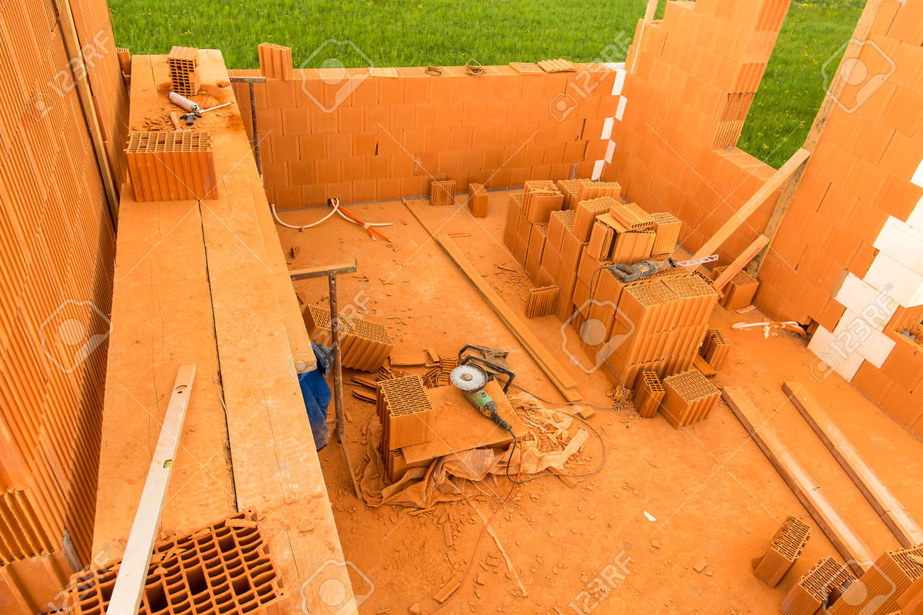 レンガでは 自分で家を建てます 家を造る ほこりの多い工事現場の電動工具 建設中の家 の写真素材 画像素材 Image