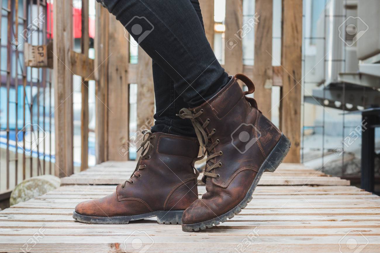 Pantalon negro botas marrones hombre sales