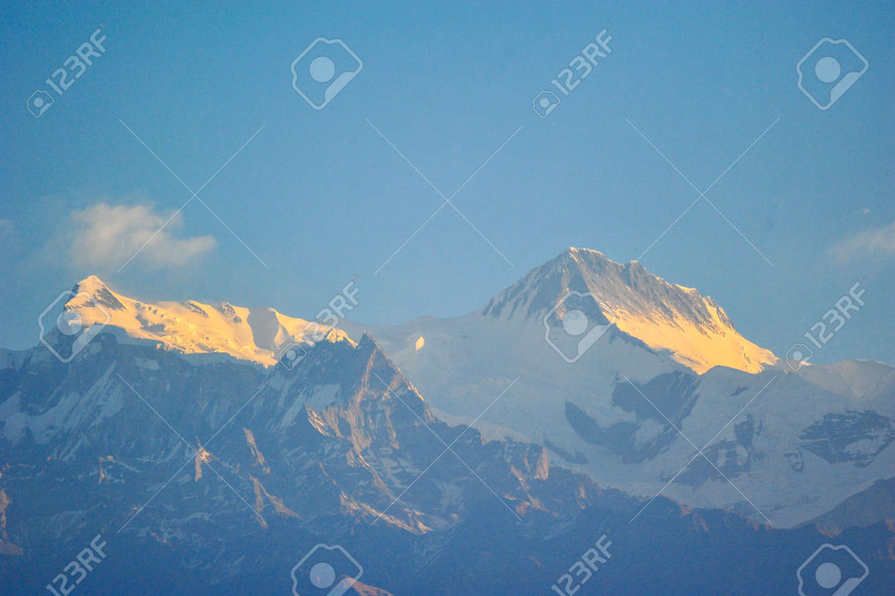 Orange Soleil Sur La Chaîne De Montagne De Machapuchare à Pokhara Népal
