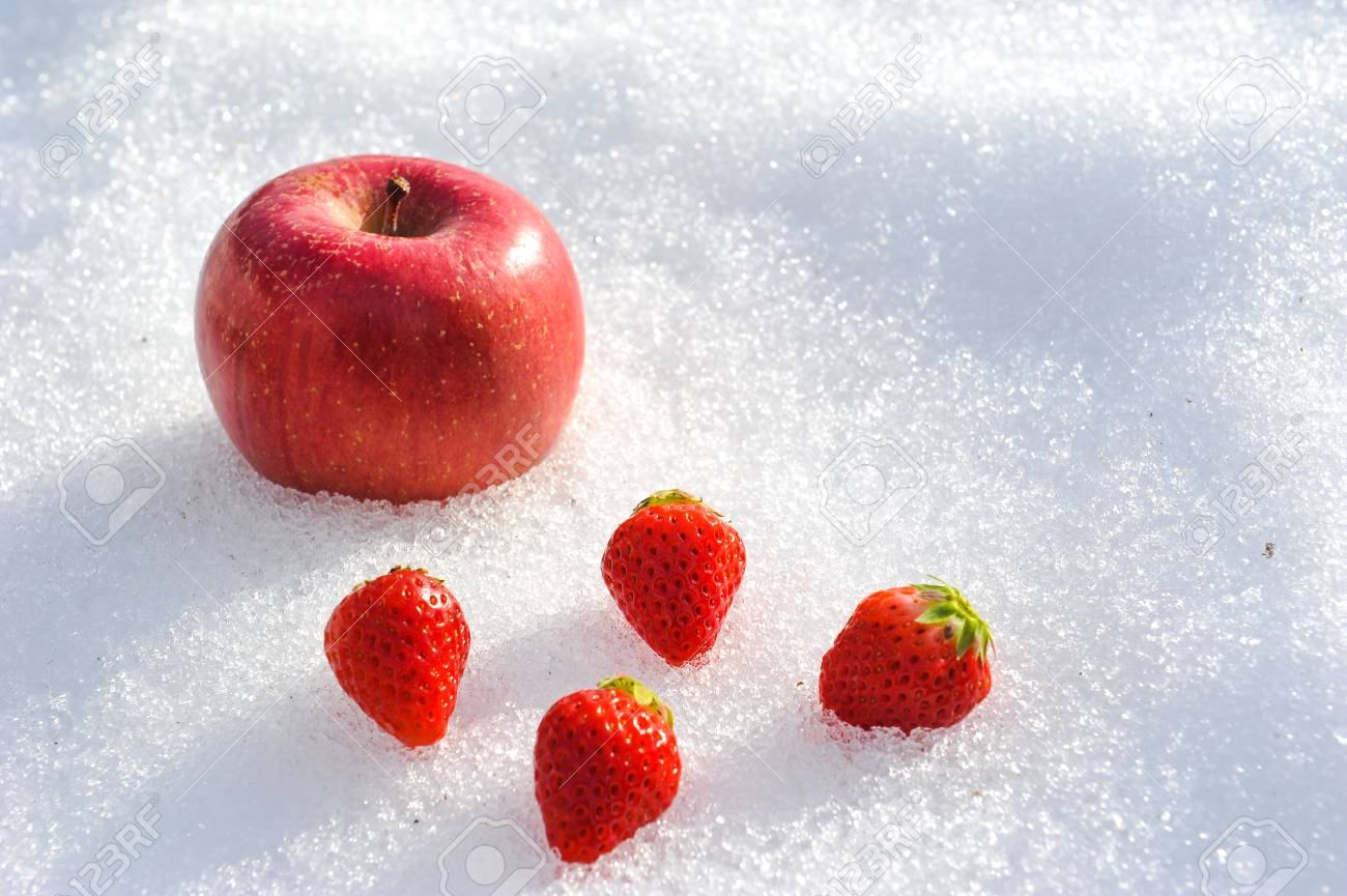 イチゴとアップル冬の季節は雪の白に の写真素材・画像素材. Image 