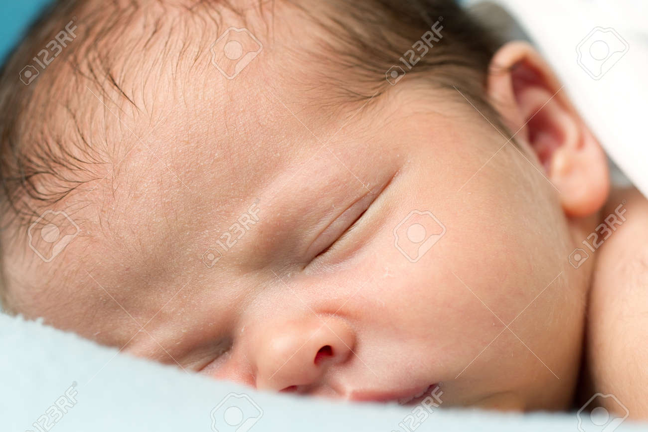 新生児男の赤ちゃん青い毛布の上で眠っています の写真素材 画像素材 Image