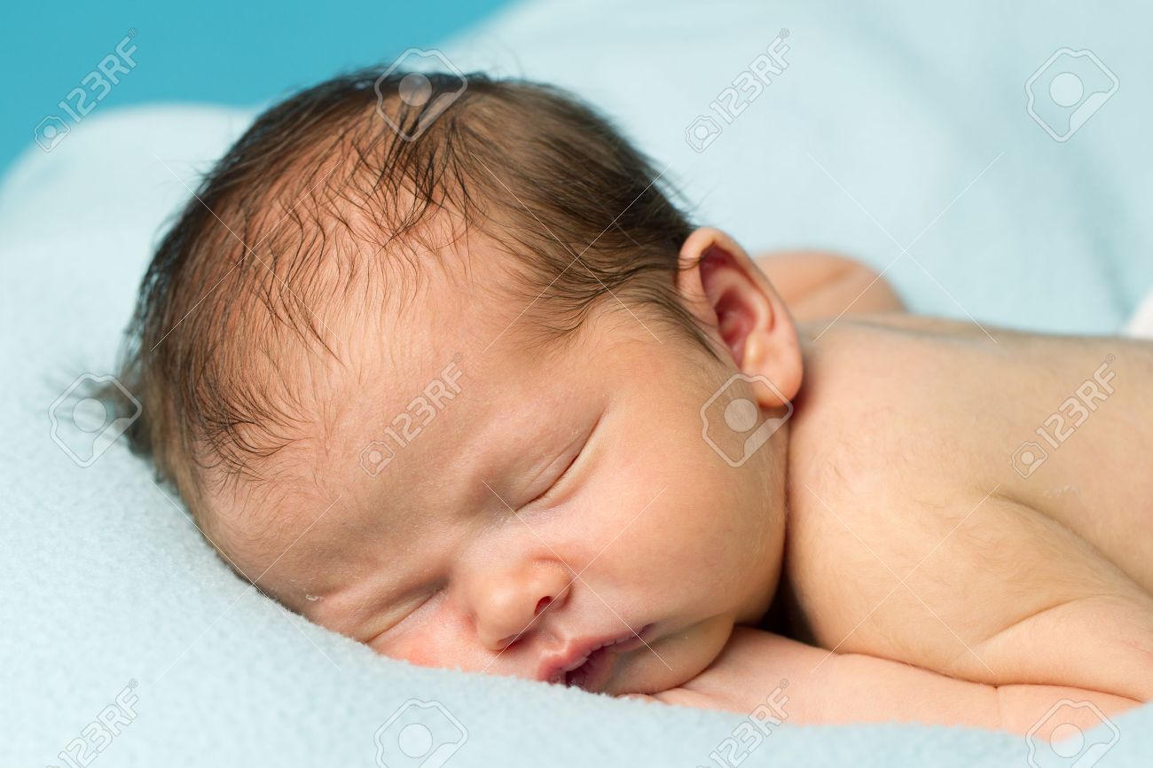 新生児男の赤ちゃん青い毛布の上で眠っています の写真素材 画像素材 Image 1154
