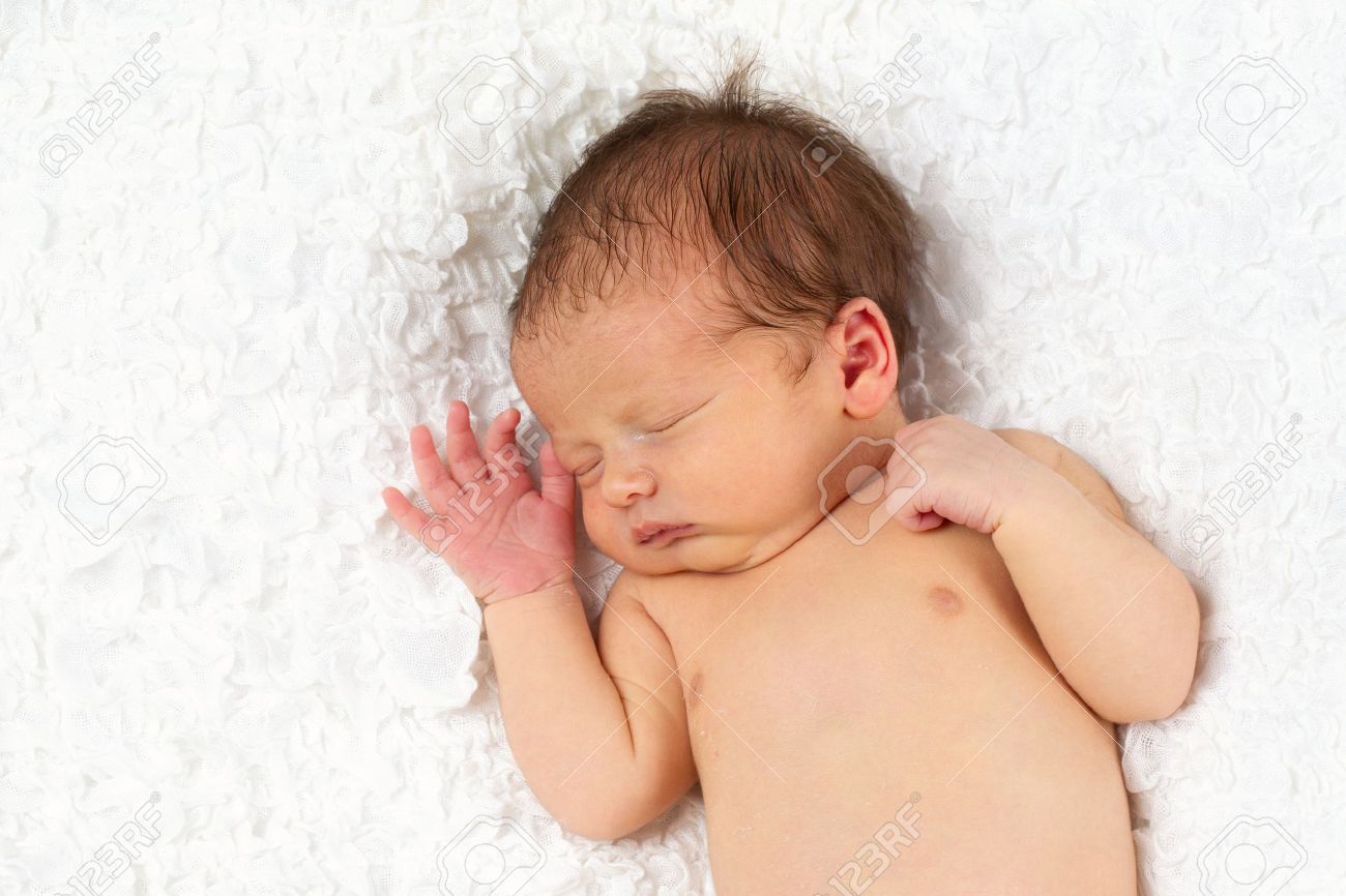 新生児男の赤ちゃん青い毛布の上で眠っています の写真素材 画像素材 Image