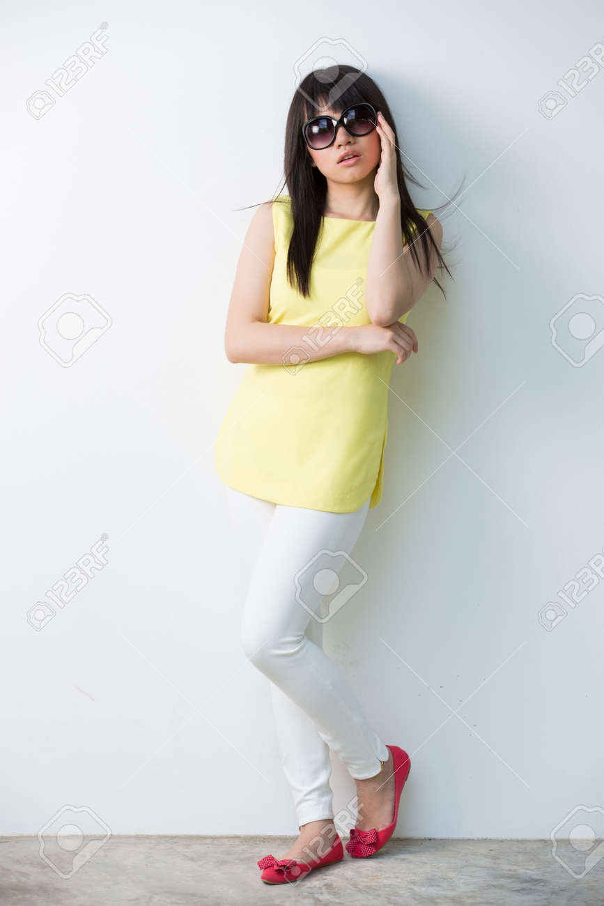 トレンディな中国人女性がサングラスをかけている壁の前に立っています の写真素材 画像素材 Image トレンディな中国人女性がサングラスをかけている壁の前に立っています の写真素材 画像素材 Image