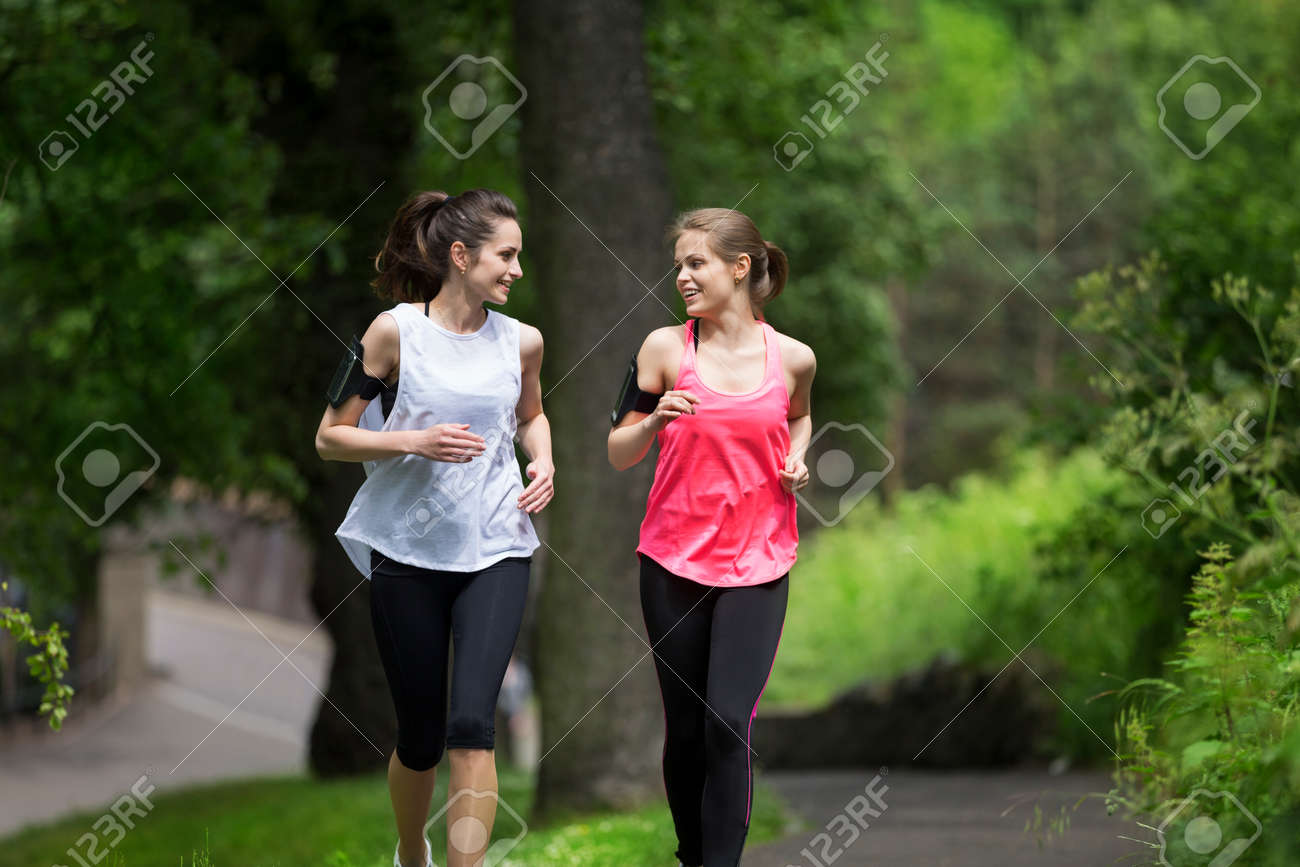 アウトドアでのランニング運動の 2 人の女性 の写真素材 画像素材 Image アウトドアでのランニング運動の 2 人の女性 の写真素材 画像素材 Image
