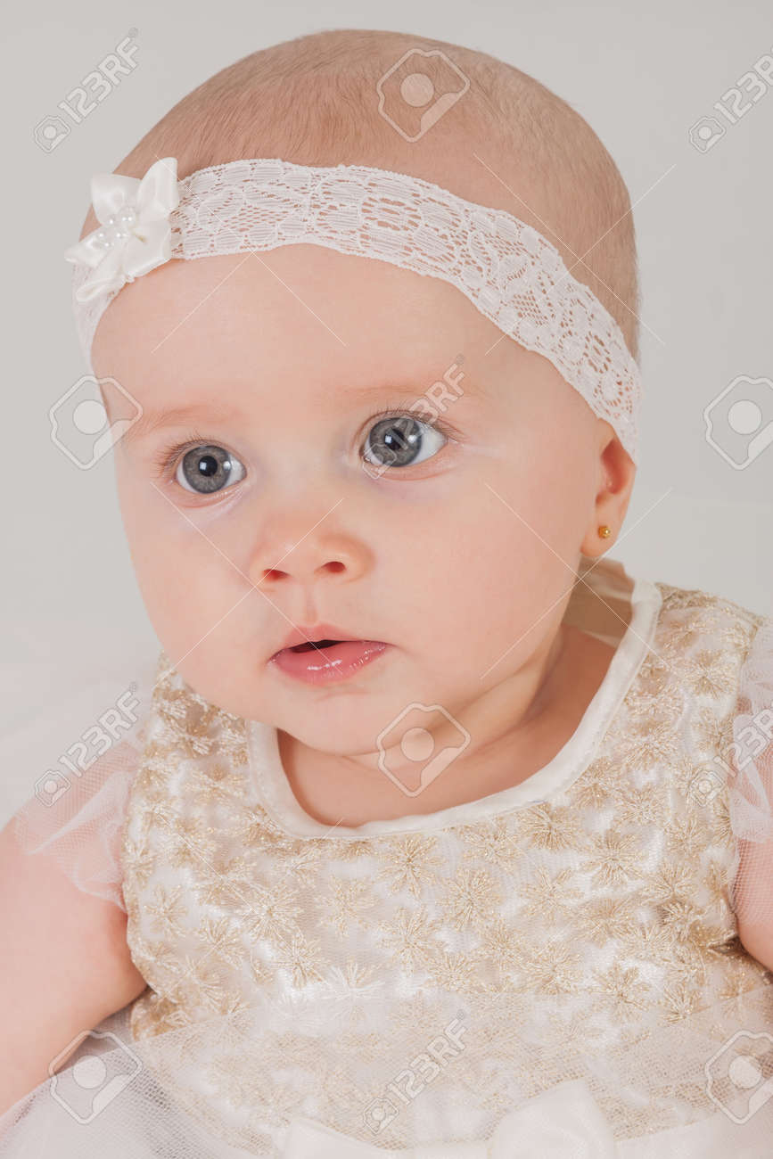 Retrato De Un Bebe De 5 Meses Fotos Retratos Imagenes Y Fotografia De Archivo Libres De Derecho Image