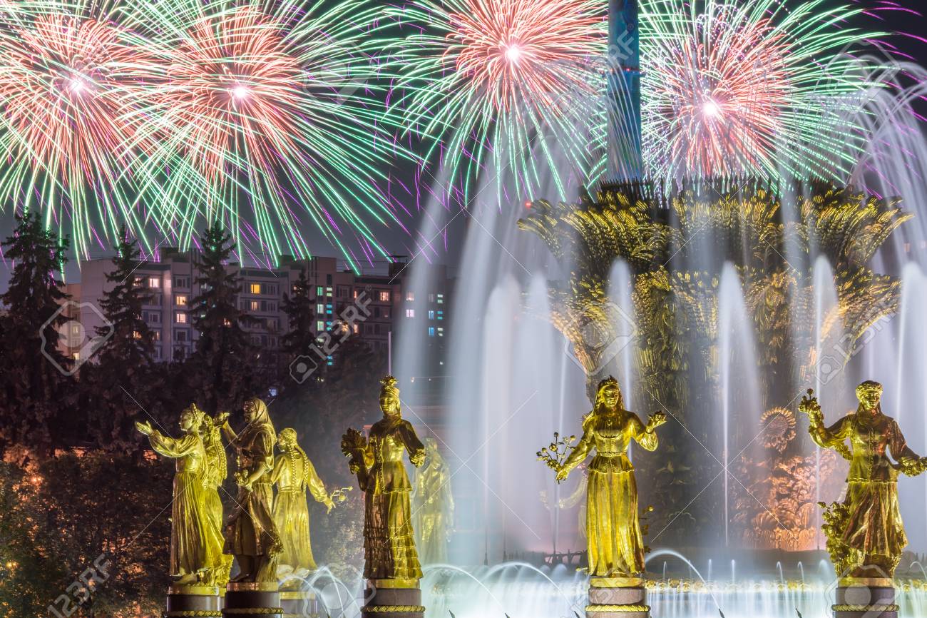 人々 の友情の泉の背景に花火 ロイヤリティーフリーフォト ピクチャー 画像 ストックフォトグラフィ Image 人々 の友情の泉の背景に花火 ロイヤリティーフリーフォト ピクチャー 画像 ストックフォトグラフィ Image