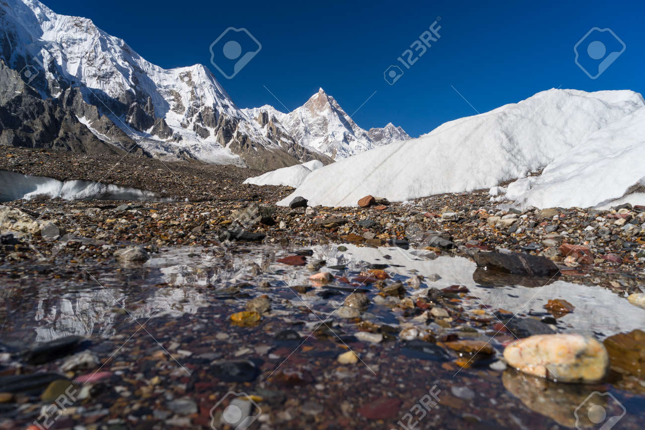 マッシャーブルム Nountain 背景 K2 バルトロ氷河の氷トレック パキスタン アジア の写真素材 画像素材 Image