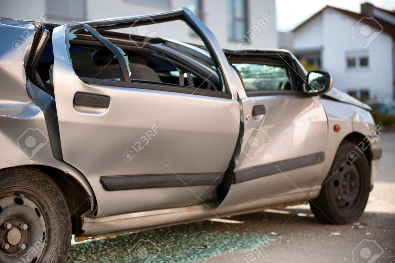 その破壊されたフロント ガラスや窓 フラットな屋根としわくちゃ車体から粉々 に砕けたガラスに囲まれた道路に交通事故立ってオフに書かれて銀のセダン車 の写真素材 画像素材 Image 2861