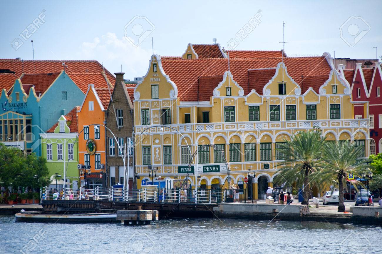 カリブ海のキュラソー島ウィレムスタッドでカラフルな建物 の写真素材 画像素材 Image カリブ海のキュラソー島ウィレムスタッドでカラフルな建物 の写真素材 画像素材 Image