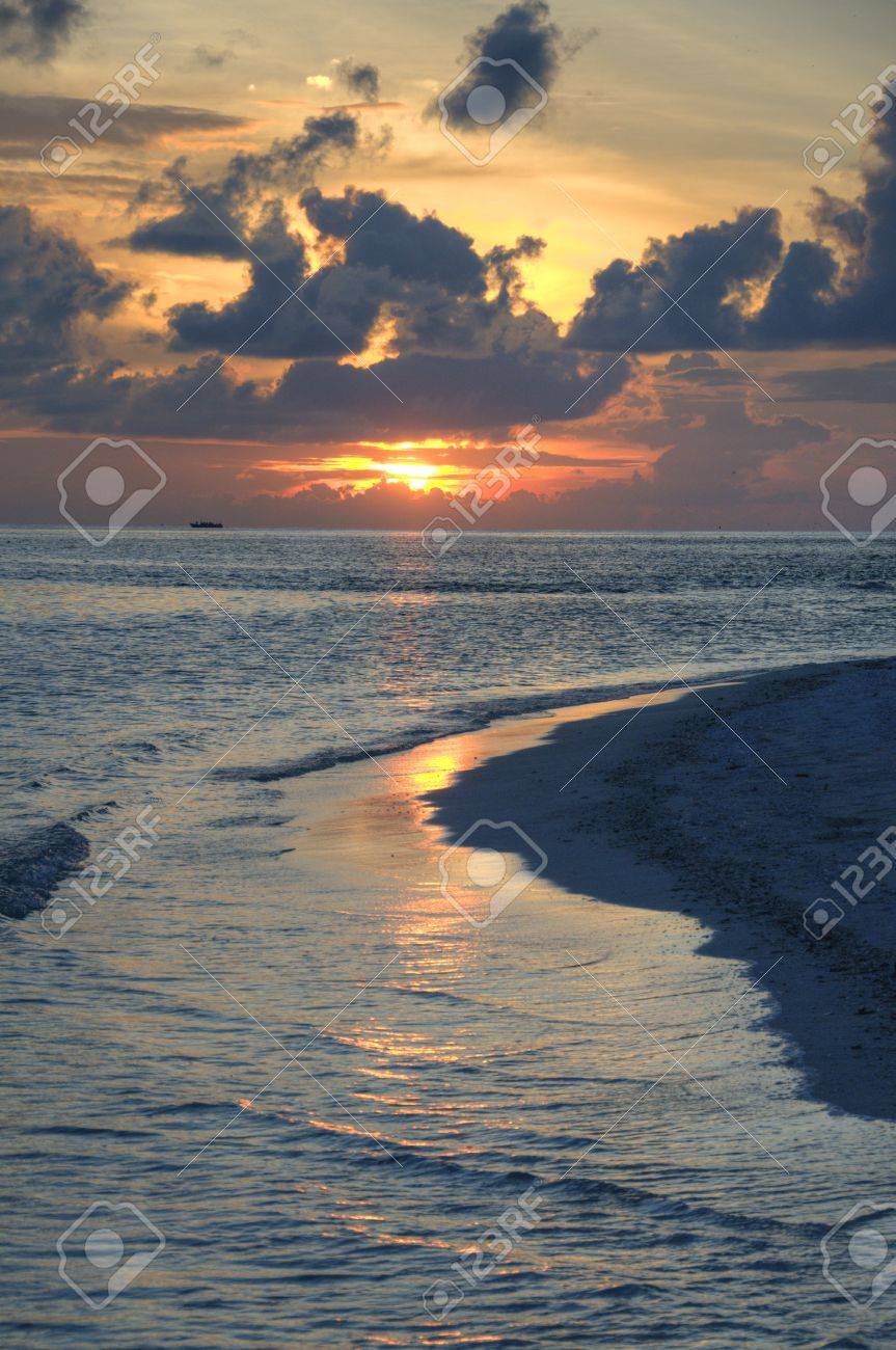 Panorama De La Plage Au Coucher Du Soleil îles Maldives