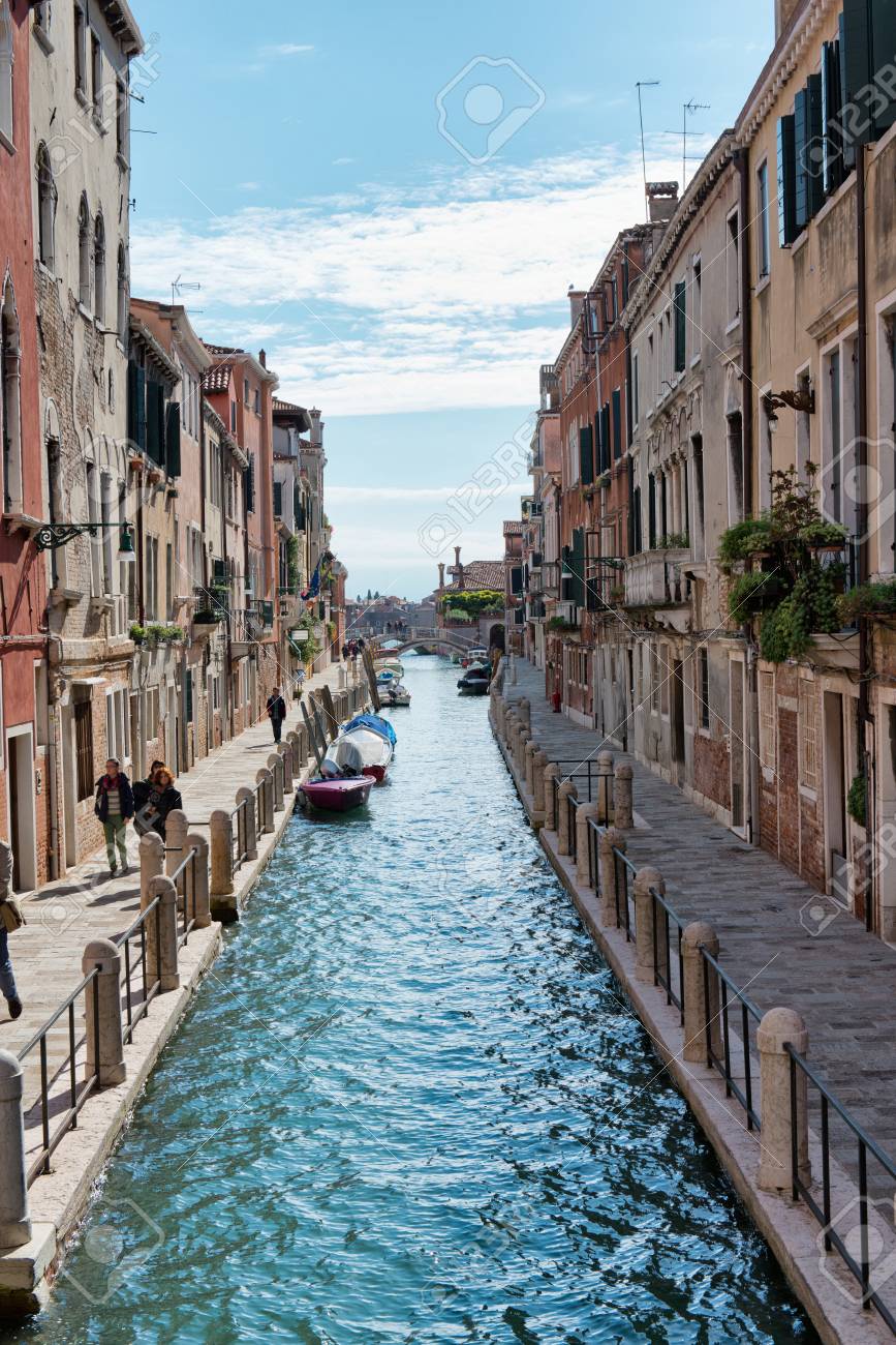 青空の晴れた日にヴェネツィア、イタリアのストリート シーンを並んで