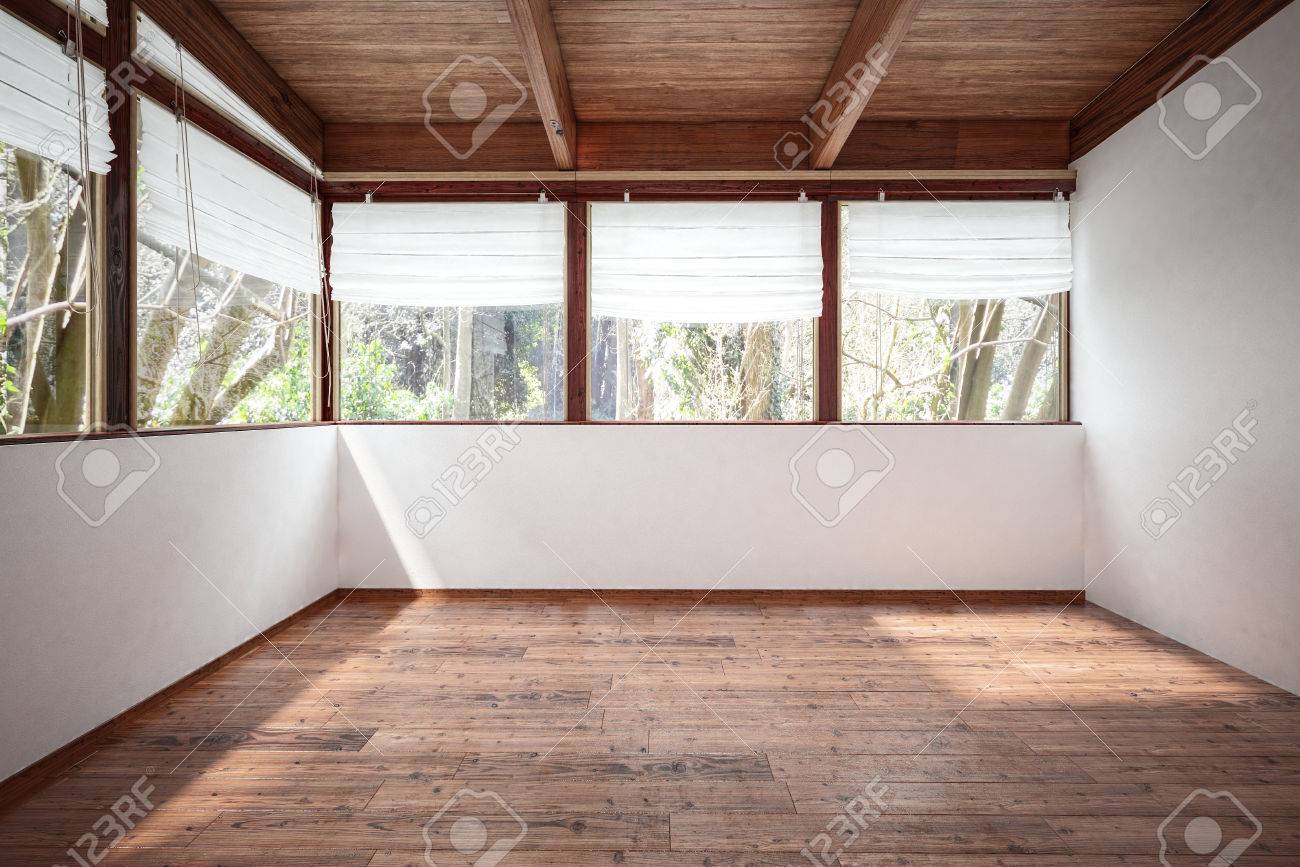 Leerer Raum Mit Weißen Wänden, Holzboden Und Decke Mit Balken, Mit ... Leerer Raum Mit Weißen Wänden, Holzboden Und Decke Mit Balken, Mit ...