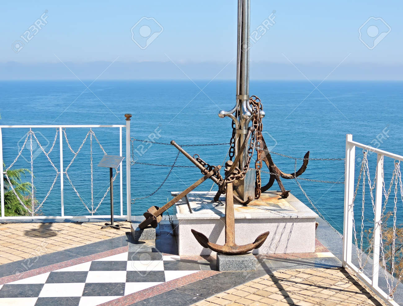 沈められた船および失われた船員に関する思い出の場所 古い沈められた船のアンカーは 黒海の下から持ち上げた の写真素材 画像素材 Image