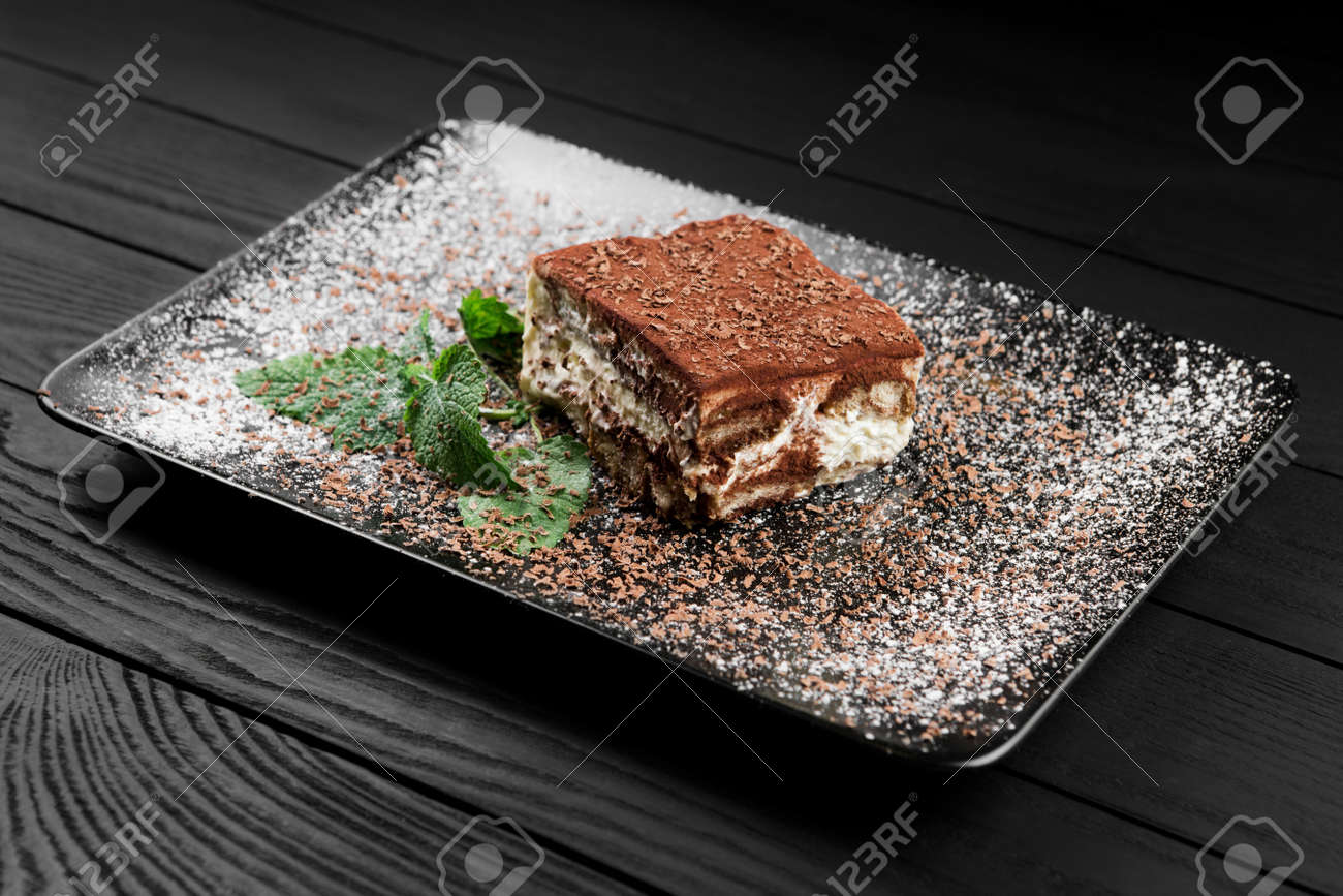 黒い木製の背景にティラミスケーキとミントの葉の写真 の写真素材 画像素材 Image