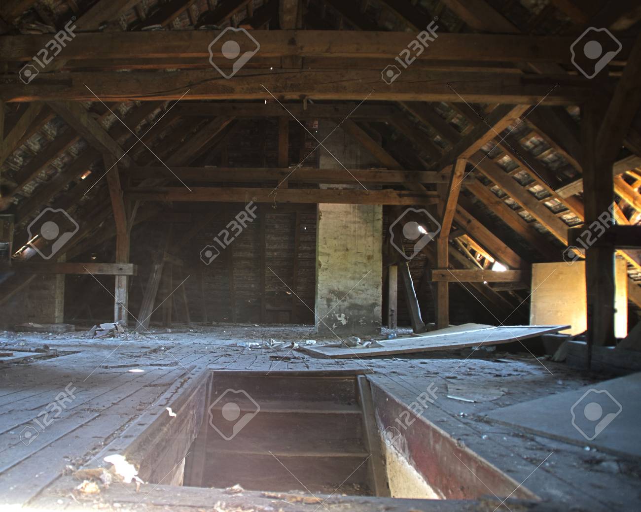 木造屋根の古い忘れられた屋根裏への階段 忘れられた屋根裏部屋 の写真素材 画像素材 Image