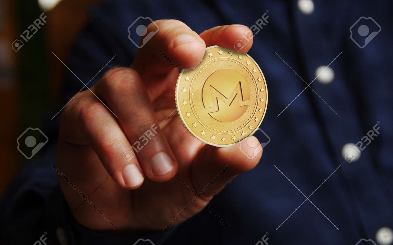 Monero Xmr Cryptocurrency 기호 황금 동전 손에 추상적 인 개념. 로열티 무료 사진, 그림, 이미지 그리고  스톡포토그래피. Image 171063803