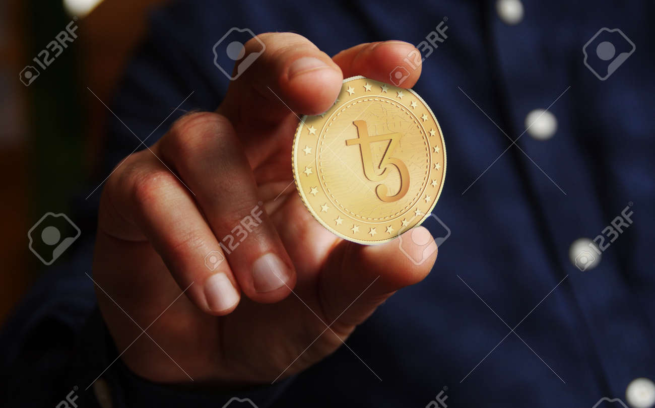 Tezos Xtz 오픈 소스 P2P 암호화폐 기호 황금 동전 손에 추상 개념 로열티 무료 사진, 그림, 이미지 그리고 스톡포토그래피.  Image 178659327