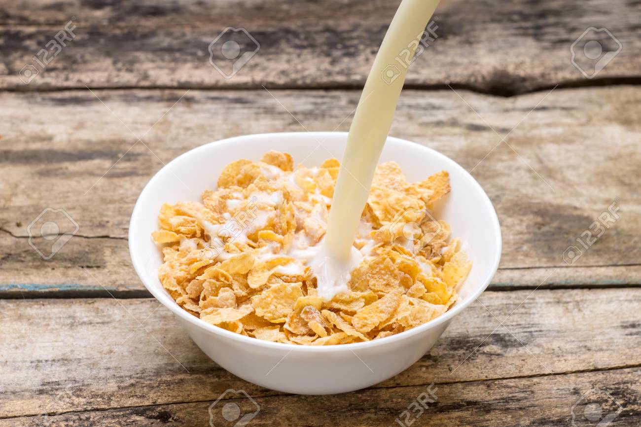 Gesunde Ernährung Hintergrund. Gießen In Frische Milch In Schüssel  Cornflakes Lizenzfreie Fotos, Bilder Und Stock Fotografie. Image 32484148.