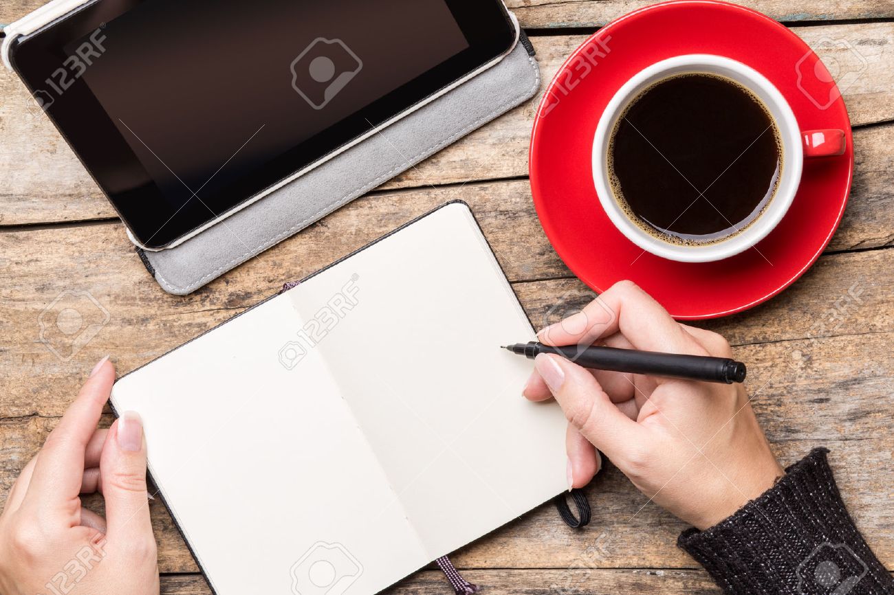 タブレット Pc を使用して 一杯のコーヒーを楽しんではメモ帳に図面を書いたり 若い女性 フリーランサーの職場像 の写真素材 画像素材 Image