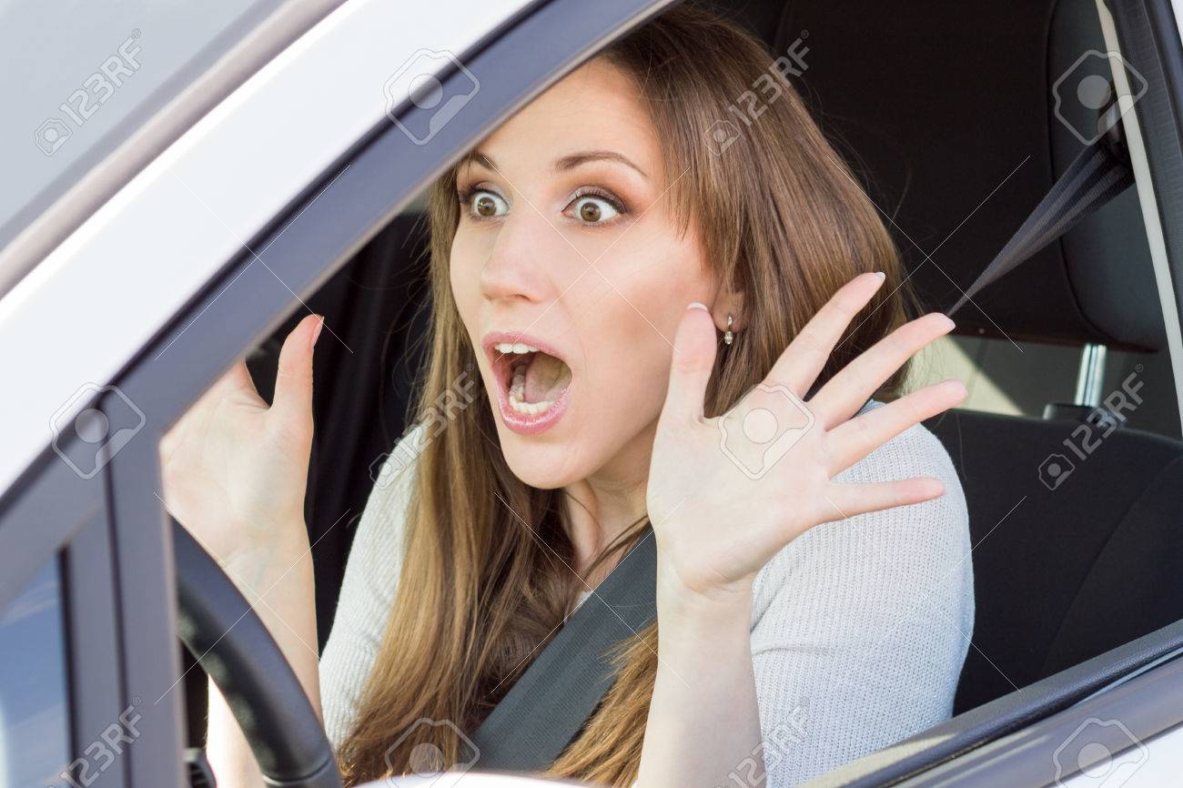 まっすぐ先を見ておびえた若い車ドライバーの女性 車でショックを受けた美少女 の写真素材 画像素材 Image