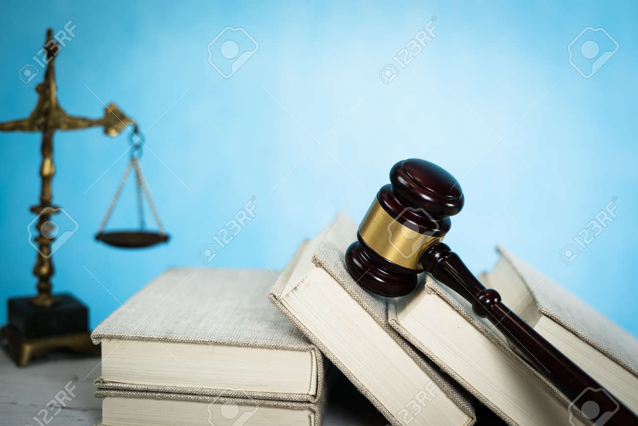 Simbolos Para El Equilibrio Y El Poder En La Ley Y El Tribunal A Ch Ch N Fotos Retratos Imagenes Y Fotografia De Archivo Libres De Derecho Image