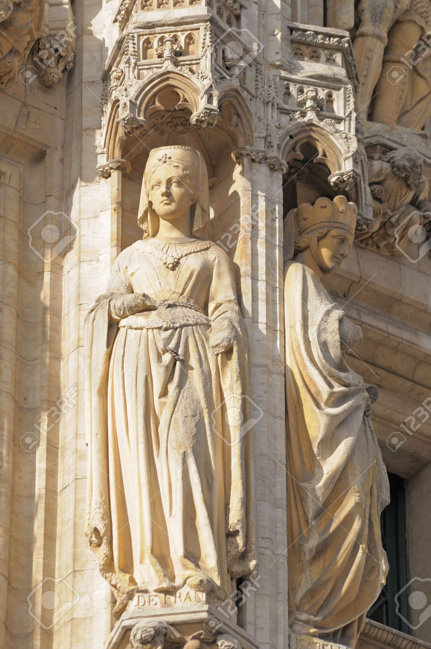 statue of medieval queen