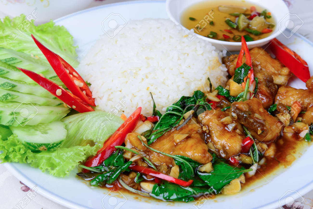 タイ料理名揚げたバジルご飯にグリーンスナッパー魚を残す の写真素材 画像素材 Image