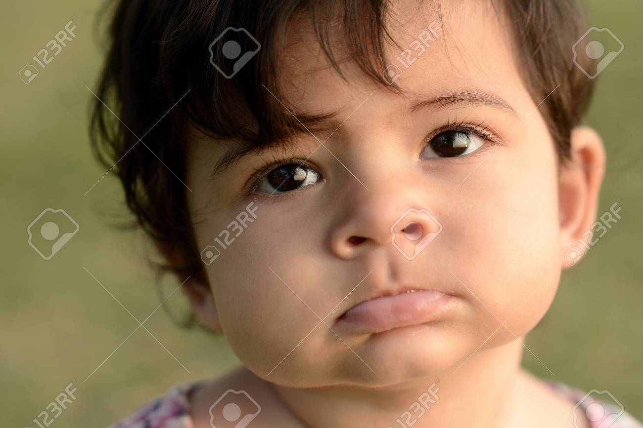 Mignon Adorable Beau Visage De Metis Bebe Avec L Expression Innocente Banque D Images Et Photos Libres De Droits Image