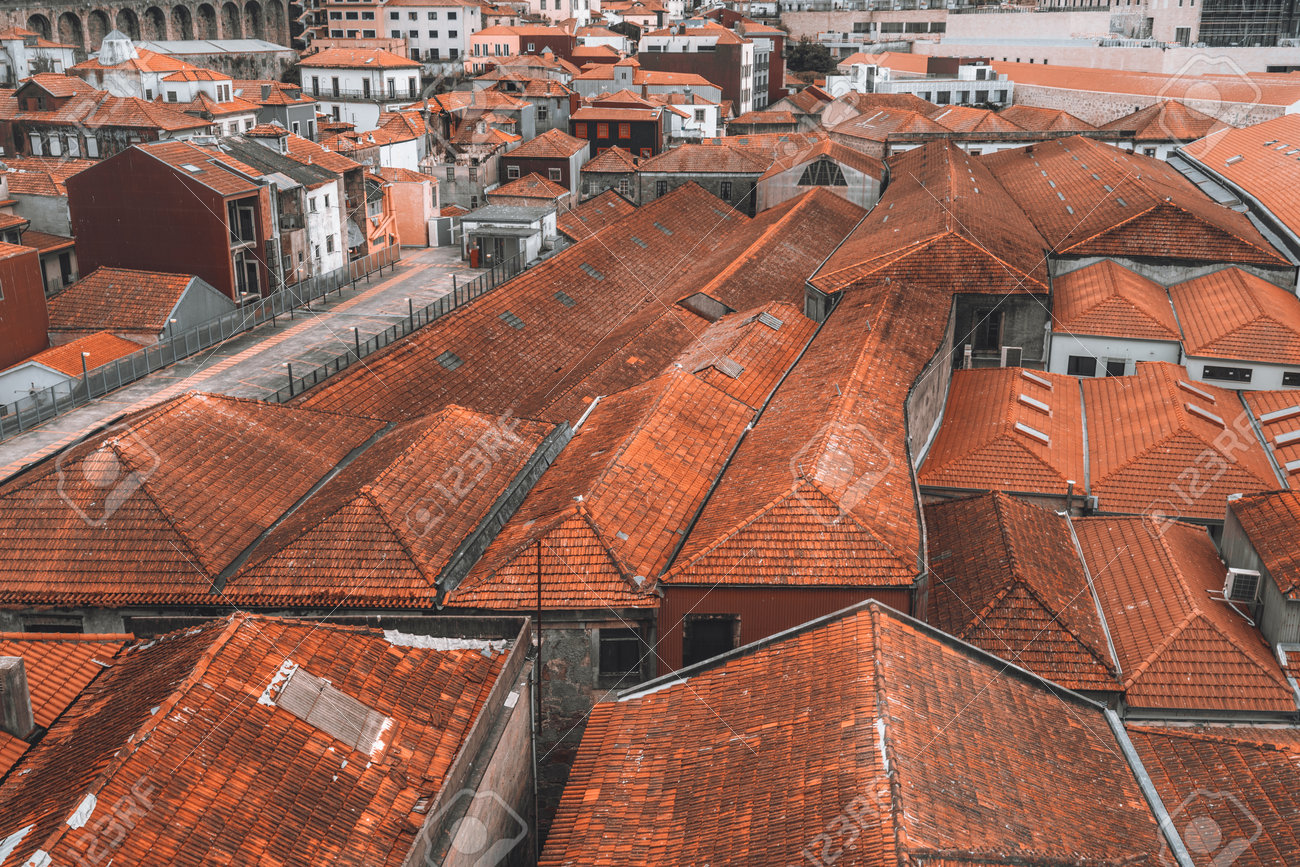 美しいポルトの街、ローマの建築水道橋、ポルトガルの旧市街の古い家の