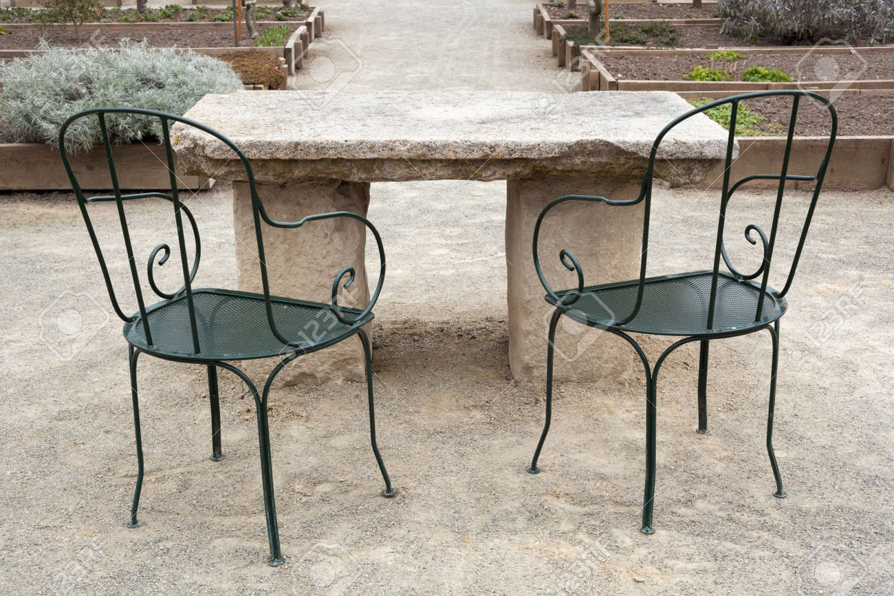Tisch Und Zwei Stuhle Im Garten Lizenzfreie Fotos Bilder Und Stock Fotografie Image 18729197